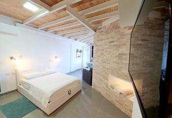 Agas Holiday Apartments - Gai Boutique allows 18 year olds to book a room