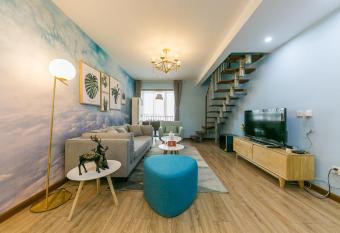 Xi   an Yanta  Shaanxi History Museum   allows 18 year olds to book a room