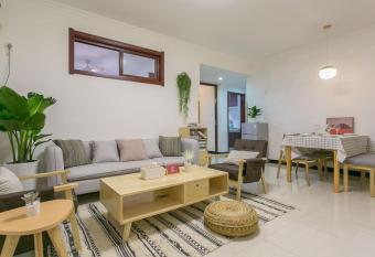 Xi   an NewTown  Longshou Business Circle   allows 18 year olds to book a room