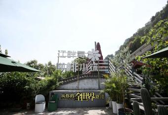 Chongqing Yuzhong   Hehongjiangshan International allows 18 year olds to book a room