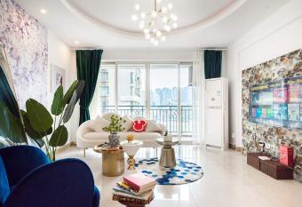 Chongqing Yuzhong  Nine Pier   allows 18 year olds to book a room