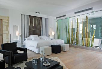 Domaine de Verchant & Spa - Relais & Ch  teaux has rooms with a private hot tub