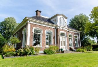 Uitzicht op de haven allows 18 year olds to book a room