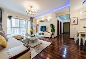 Xi  an   Lianhu  City wall scenic area allows 18 year olds to book a room