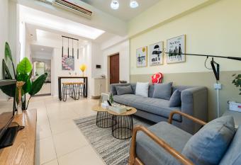 Xi an Lianhu.Beidajie International allows 18 year olds to book a room