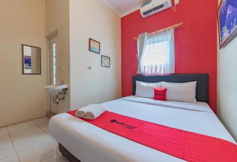 RedDoorz Syariah at Sudirman Street Garut allows 18 year olds to book a room