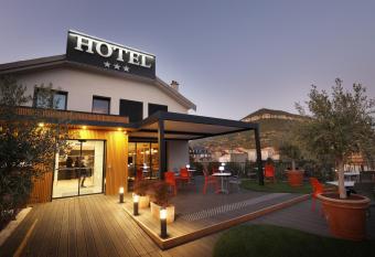 H  tel la Capelle Millau allows 18 year olds to book a room