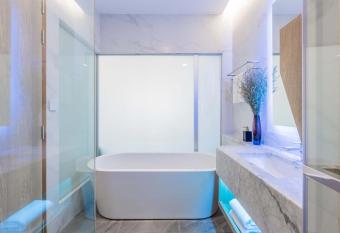 BlueSotel SMART Krabi Aonang Beach - Adults only - SHA Extra Plus has rooms with a private hot tub