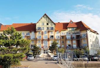 Port-Guillaume, r  sidence de vacances avec mer & piscine allows 18 year olds to book a room