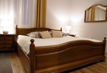 Apartament Kr  lewski allows 18 year olds to book a room