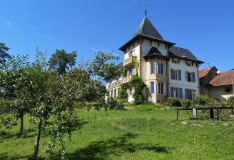 Villa Meyriem has Balcony rooms