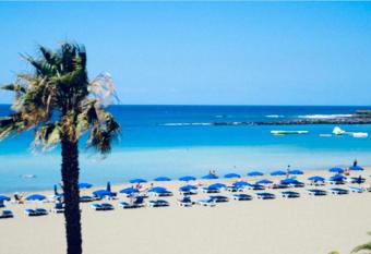 Las Torres Del Sol Los Cristianos allows 18 year olds to book a room