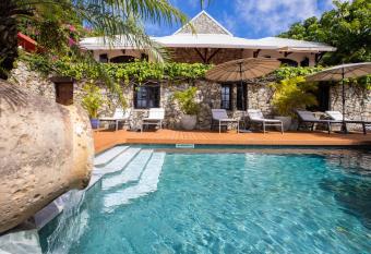 The Paradise Peak allows 18 year olds to book a room