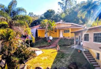 Casa Pitoresca e Casa Amarela allows 18 year olds to book a room