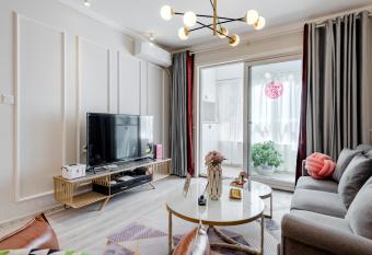 Longhu Fengxiangting CommunityWeiyang   District   allows 18 year olds to book a room