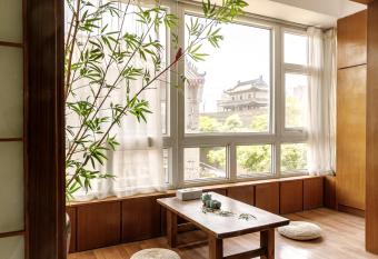 Xi an Beilin  Yongningmen   allows 18 year olds to book a room