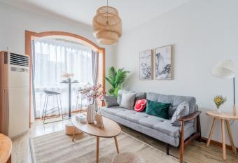 Luke boutique apartment, tianlai village, qingyang district, chengdu.00189300 allows 18 year olds to book a room