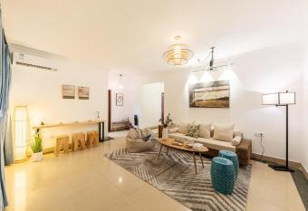 Guangzhou Tianhe  Zhengjia Square   allows 18 year olds to book a room