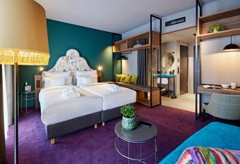 me and all hotel Dusseldorf Oberkassel, part of JdV by Hyatt allows 18 year olds to book a room