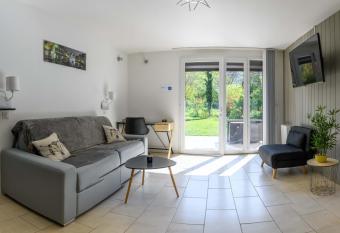 Rare, cosy studio terrasse au coeur de St-Jorioz has Balcony rooms