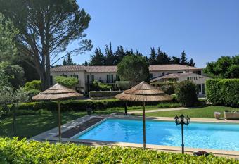 H  tel Le Pradet allows 18 year olds to book a room