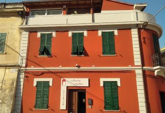 Alla Porta Di Sotto B&B has Balcony rooms