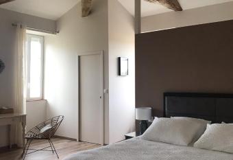 La Cl   du Puy has Balcony rooms