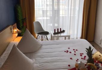 Hotel Panorama allows 18 year olds to book a room