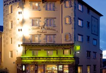 Logis Hotel Restaurant Planes has Balcony rooms