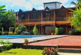 Holiday N Holiday Beach Resort has Balcony rooms