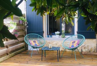 La ti case - studio de charme au coeur du medoc has Balcony rooms