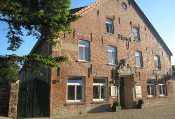 To`n Schlagboom allows 18 year olds to book a room