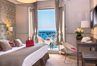 H  tel Le Royal Promenade des Anglais allows 18 year olds to book a room