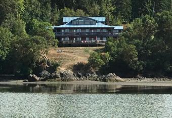 Arbutus Cove Guesthouse has rooms with a private hot tub