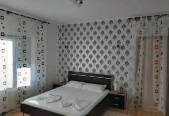 Pensiunea Turist has rooms with a private hot tub