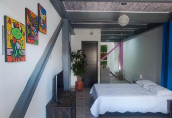 Apartamento 12 Cali Sur allows 18 year olds to book a room