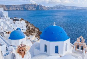 Maria Paradeiso Resorts has rooms with a private hot tub