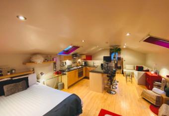 Self Contained Coach House in Leafy South Belfast the location is not accurate has Balcony rooms