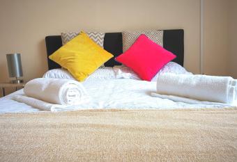 J BOOK NOW, Spacious 5 Bed Sleeps 9 Long Stays Workers & Families by Your Night Inn Group allows 18 year olds to book a room