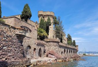 H  tel de la Corniche d Or has Balcony rooms