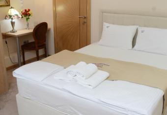 Stella Apartments has rooms with a private hot tub