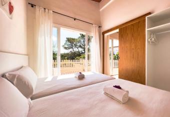 En plena naturaleza a 800m Playa Migjorn allows 18 year olds to book a room