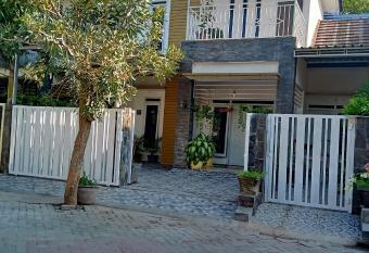 Kalandra Guest House has Balcony rooms