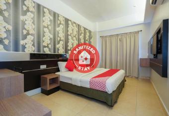 Super OYO 44083 Hotel Orchard Inn allows 18 year olds to book a room