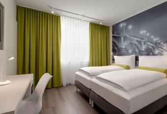 Super 8 by Wyndham Mainz Zollhafen allows 18 year olds to book a room