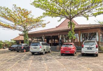 RedDoorz Premium At Joglo Garut Cottage Syariah allows 18 year olds to book a room