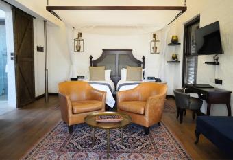 Mbano Manor Hotel Victoria Falls by Mantis has rooms with a private hot tub