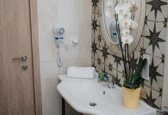 Parthenon Art Executive Wing has rooms with a private hot tub