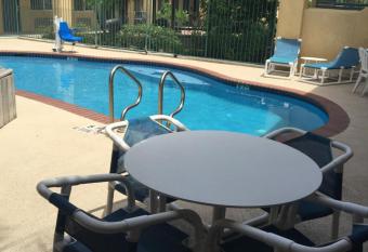 Texas Inn And Suites Rgv has rooms with a private hot tub