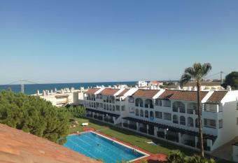 Apartamento con terraza privada y piscinas has Balcony rooms